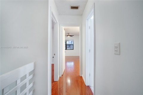 House in Miami, Florida 3 bedrooms, 136.1 sq.m. № 1994055 - photo 18