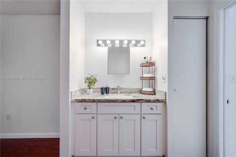 House in Miami, Florida 3 bedrooms, 136.1 sq.m. № 1994055 - photo 23