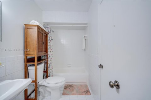 House in Miami, Florida 3 bedrooms, 136.1 sq.m. № 1994055 - photo 21