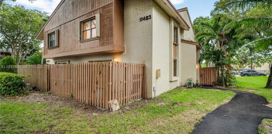 House in Miami, Florida 3 bedrooms, 136.1 sq.m. № 1994055