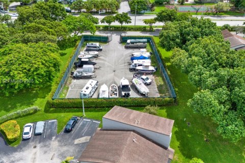 House in Miami, Florida 3 bedrooms, 136.1 sq.m. № 1994055 - photo 28