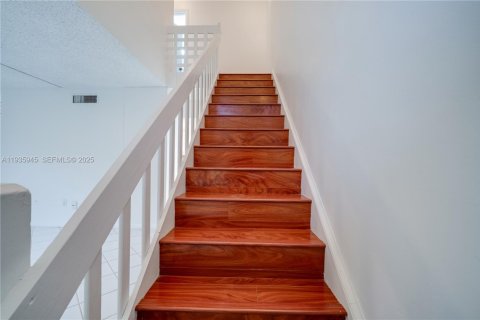 House in Miami, Florida 3 bedrooms, 136.1 sq.m. № 1994055 - photo 17