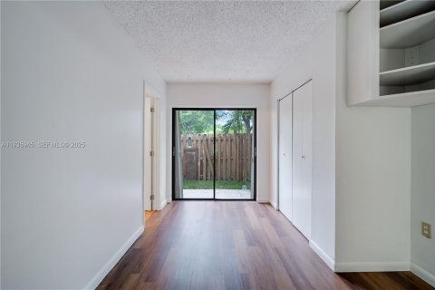 House in Miami, Florida 3 bedrooms, 136.1 sq.m. № 1994055 - photo 14