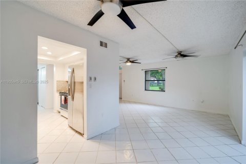 House in Miami, Florida 3 bedrooms, 136.1 sq.m. № 1994055 - photo 8