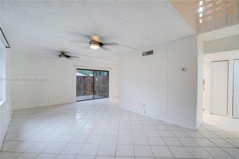 House in Miami, Florida 3 bedrooms, 136.1 sq.m. № 1994055 - photo 11
