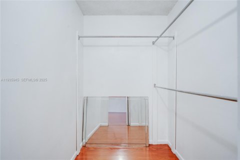 House in Miami, Florida 3 bedrooms, 136.1 sq.m. № 1994055 - photo 27