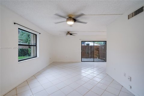 House in Miami, Florida 3 bedrooms, 136.1 sq.m. № 1994055 - photo 10