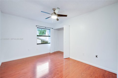 House in Miami, Florida 3 bedrooms, 136.1 sq.m. № 1994055 - photo 19