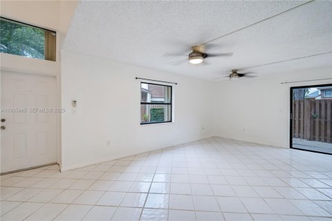 House in Miami, Florida 3 bedrooms, 136.1 sq.m. № 1994055 - photo 7