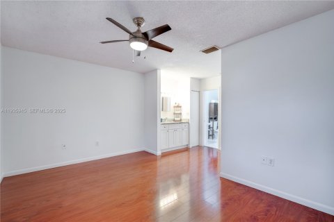 House in Miami, Florida 3 bedrooms, 136.1 sq.m. № 1994055 - photo 24