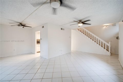 House in Miami, Florida 3 bedrooms, 136.1 sq.m. № 1994055 - photo 9