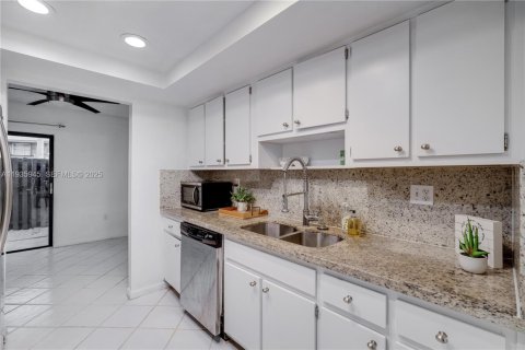 House in Miami, Florida 3 bedrooms, 136.1 sq.m. № 1994055 - photo 6