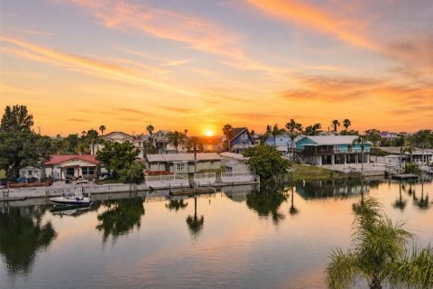 Casa en venta en Hernando Beach, Florida, 2 dormitorios, 101.45 m2 № 2107364 - foto 2