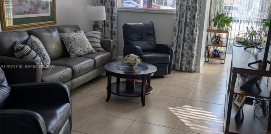 Condominio en Miami, Florida, 3 dormitorios № 1976415