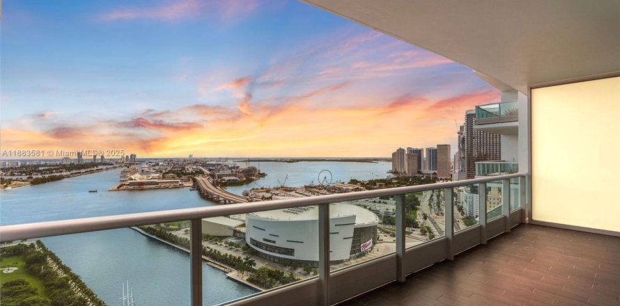 Кондоминиум с 2 спальнями в Майами, Флорида № 1931246