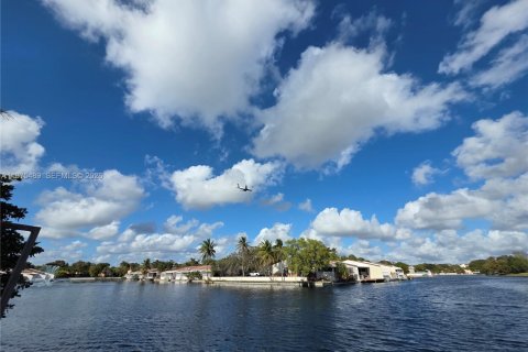 Townhouse in Miami Lakes, Florida 3 bedrooms, 162.21 sq.m. № 2041828 - photo 2