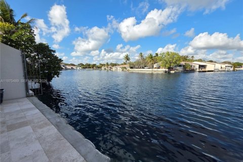 Townhouse in Miami Lakes, Florida 3 bedrooms, 162.21 sq.m. № 2041828 - photo 3