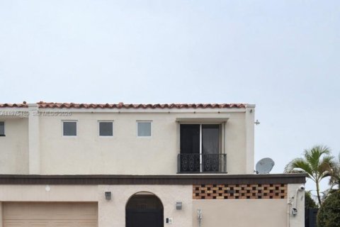 Townhouse in Miami Lakes, Florida 3 bedrooms, 162.21 sq.m. № 2041828