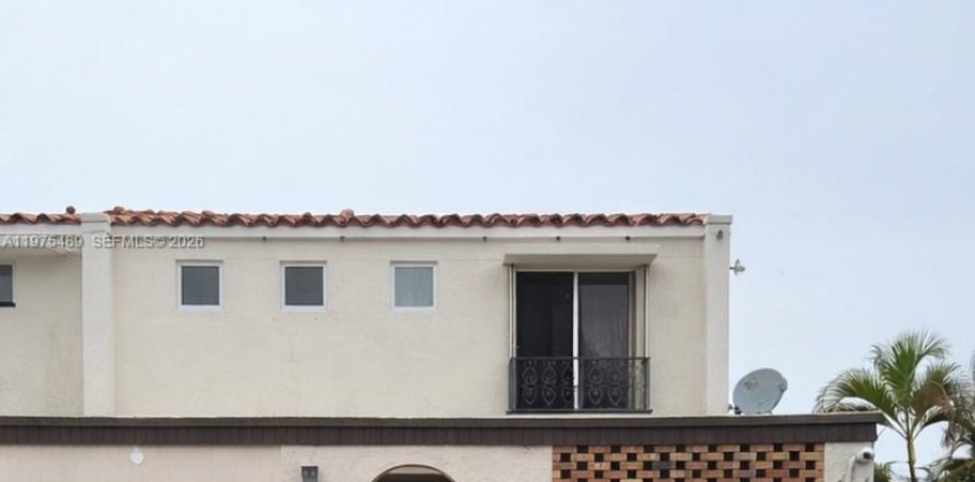 Townhouse in Miami Lakes, Florida 3 bedrooms, 162.21 sq.m. № 2041828