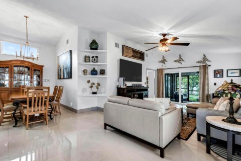 House in Sunrise, Florida 3 bedrooms, 135.64 sq.m. № 2060830 - photo 3