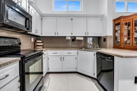 House in Sunrise, Florida 3 bedrooms, 135.64 sq.m. № 2060830 - photo 11