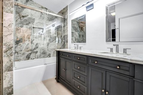 House in Sunrise, Florida 3 bedrooms, 135.64 sq.m. № 2060830 - photo 18