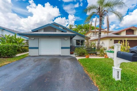 House in Sunrise, Florida 3 bedrooms, 135.64 sq.m. № 2060830