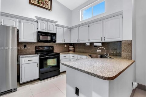 House in Sunrise, Florida 3 bedrooms, 135.64 sq.m. № 2060830 - photo 8