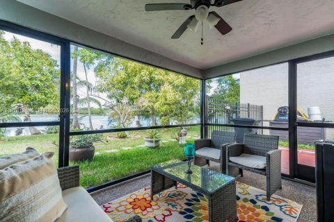 House in Sunrise, Florida 3 bedrooms, 135.64 sq.m. № 2060830 - photo 25