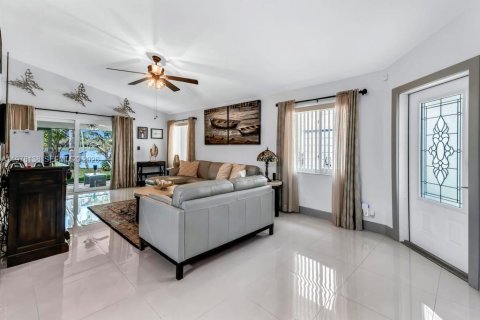 House in Sunrise, Florida 3 bedrooms, 135.64 sq.m. № 2060830 - photo 5