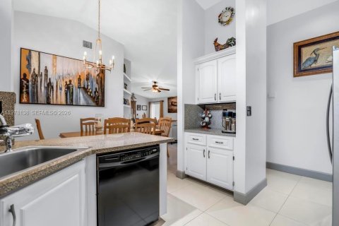 House in Sunrise, Florida 3 bedrooms, 135.64 sq.m. № 2060830 - photo 12