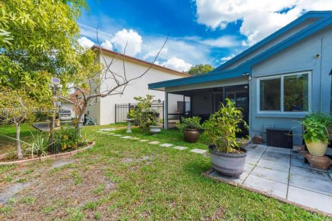 House in Sunrise, Florida 3 bedrooms, 135.64 sq.m. № 2060830 - photo 30