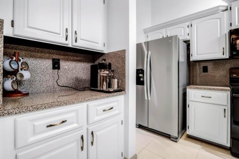 House in Sunrise, Florida 3 bedrooms, 135.64 sq.m. № 2060830 - photo 10