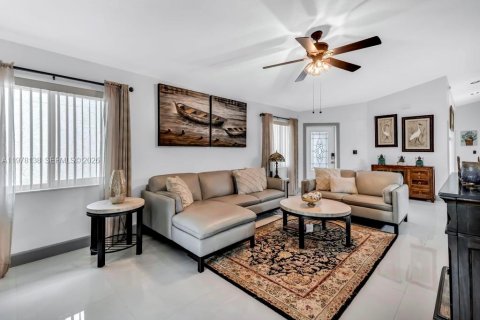 House in Sunrise, Florida 3 bedrooms, 135.64 sq.m. № 2060830 - photo 4