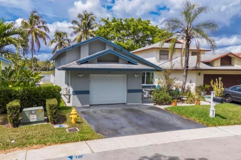 House in Sunrise, Florida 3 bedrooms, 135.64 sq.m. № 2060830 - photo 2