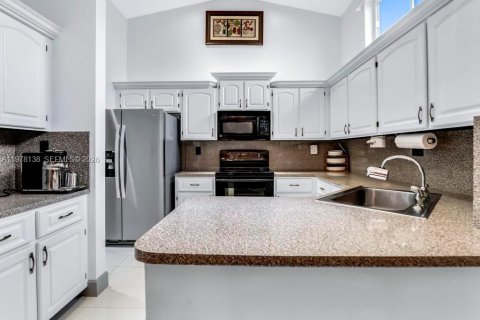 House in Sunrise, Florida 3 bedrooms, 135.64 sq.m. № 2060830 - photo 9