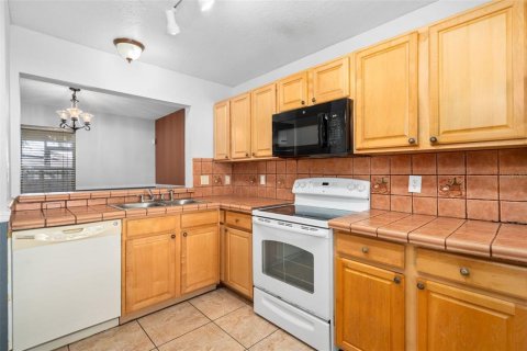 Townhouse in Kissimmee, Florida 3 bedrooms, 135.64 sq.m. № 2230361 - photo 3