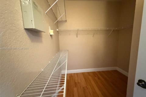 Снять в аренду таунхаус в Хомстед, Флорида 2 спальни, 133.59м2, № 2004551 - фото 5