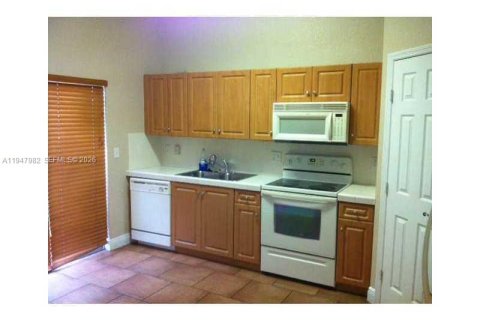 Снять в аренду таунхаус в Хомстед, Флорида 2 спальни, 133.59м2, № 2004551 - фото 2