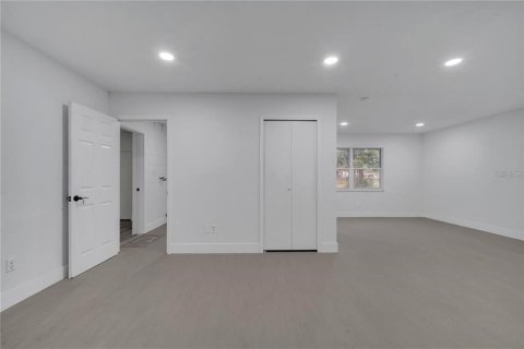 House in Orlando, Florida 5 bedrooms, 137.59 sq.m. № 1847578 - photo 10