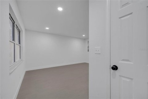 House in Orlando, Florida 5 bedrooms, 137.59 sq.m. № 1847578 - photo 5