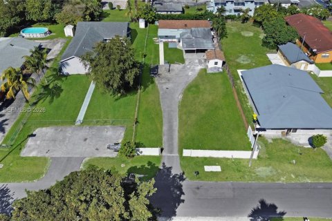 Commercial property in Dania Beach, Florida 180.42 sq.m. № 2018047