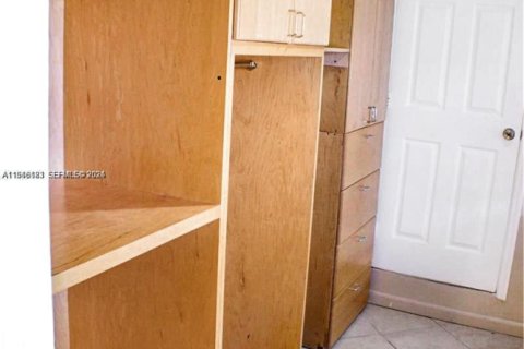 Commercial property in Dania Beach, Florida 180.42 sq.m. № 2018047 - photo 28