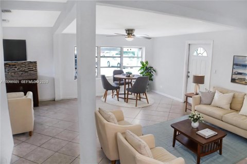 Commercial property in Dania Beach, Florida 180.42 sq.m. № 2018047 - photo 18