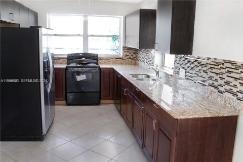 Commercial property in Dania Beach, Florida 180.42 sq.m. № 2018047 - photo 21