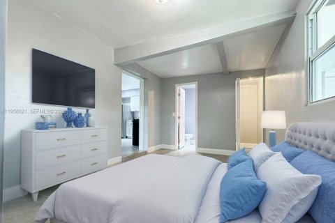 Commercial property in Dania Beach, Florida 180.42 sq.m. № 2018047 - photo 13