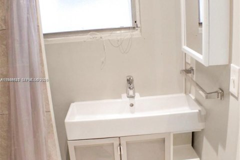 Commercial property in Dania Beach, Florida 180.42 sq.m. № 2018047 - photo 23