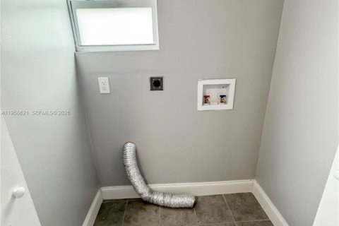 Commercial property in Dania Beach, Florida 180.42 sq.m. № 2018047 - photo 16