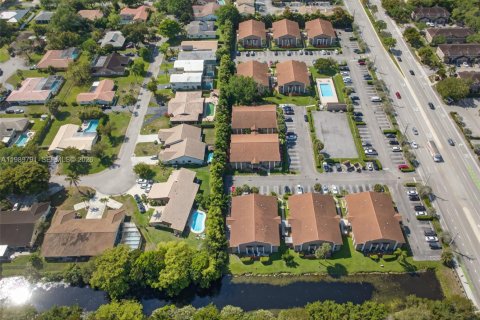 Купить кондоминиум в Корал-Спрингс, Флорида 3 спальни, 89.74м2, № 2057786 - фото 2