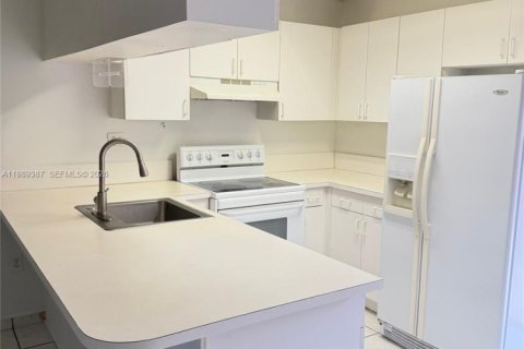 Touwnhouse à louer à Miami, Floride: 2 chambres, 112.41 m2 № 2051508 - photo 7